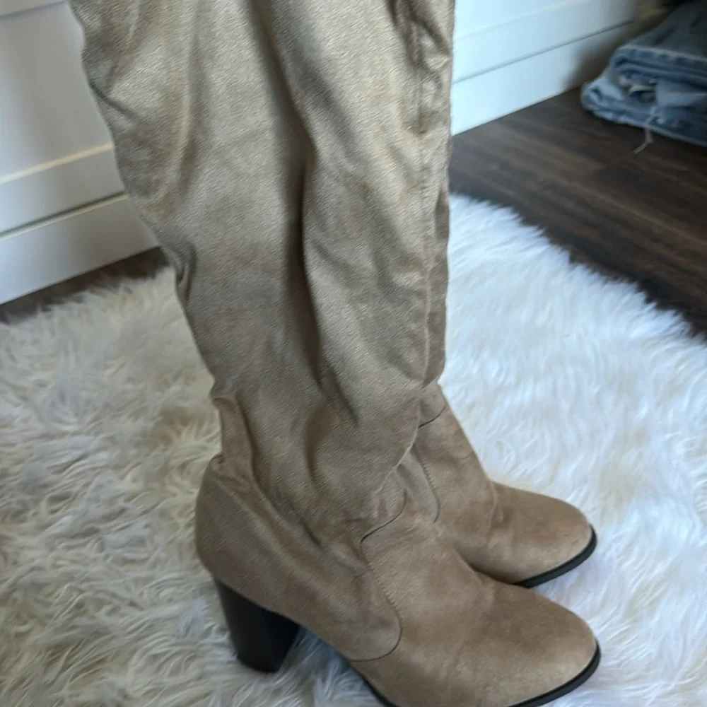 KNEE HIGH CHUNKY HEEL BOOTS - Picture 5 of 8